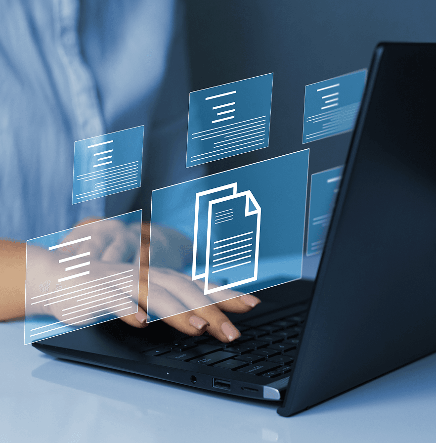 Professionnel consultant des documents officiels sur ordinateur